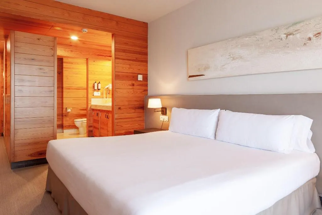 Room, Montanya Hotel & Lodge, Costa Brava