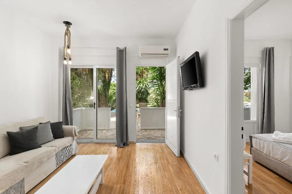 SUITE TWO BEDROOMS WITH PRIVATE POOL Room, Mr & Mrs White Corfu, Corfu
