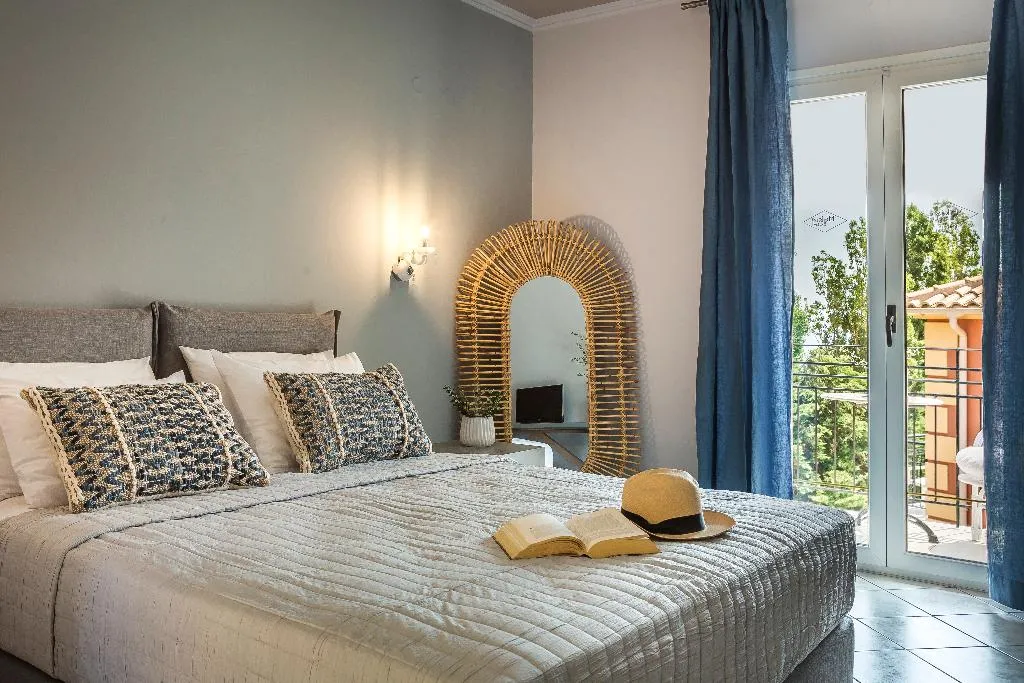 TWIN WITH DOUBLE BED Room, Makis Hotel, Kefallinia
