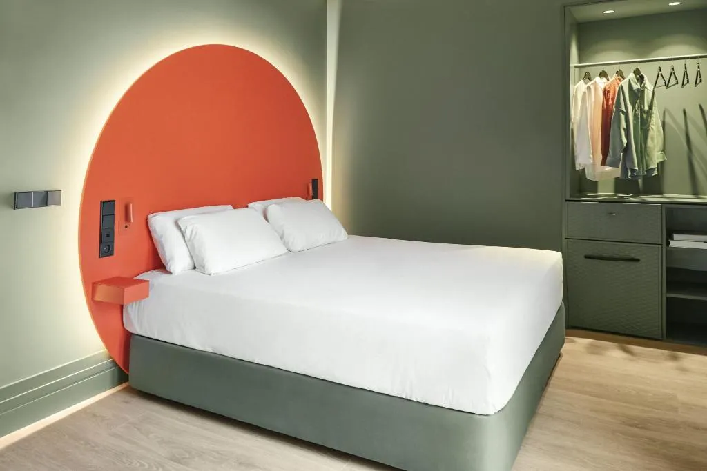 DOUBLE DELUXE QUEEN BED Room, Chic & Basic Dot, Madrid