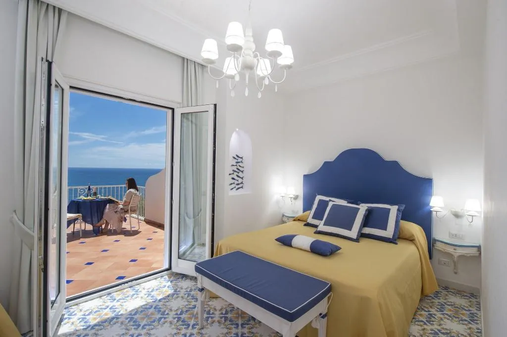 Room, Open Gate, Naples