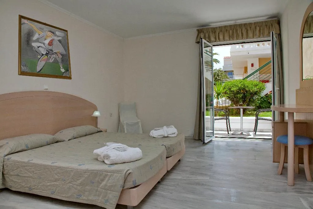 FAMILY ROOM CAPACITY 4 ONE BEDROOM Room, Jo An Beach, Crete