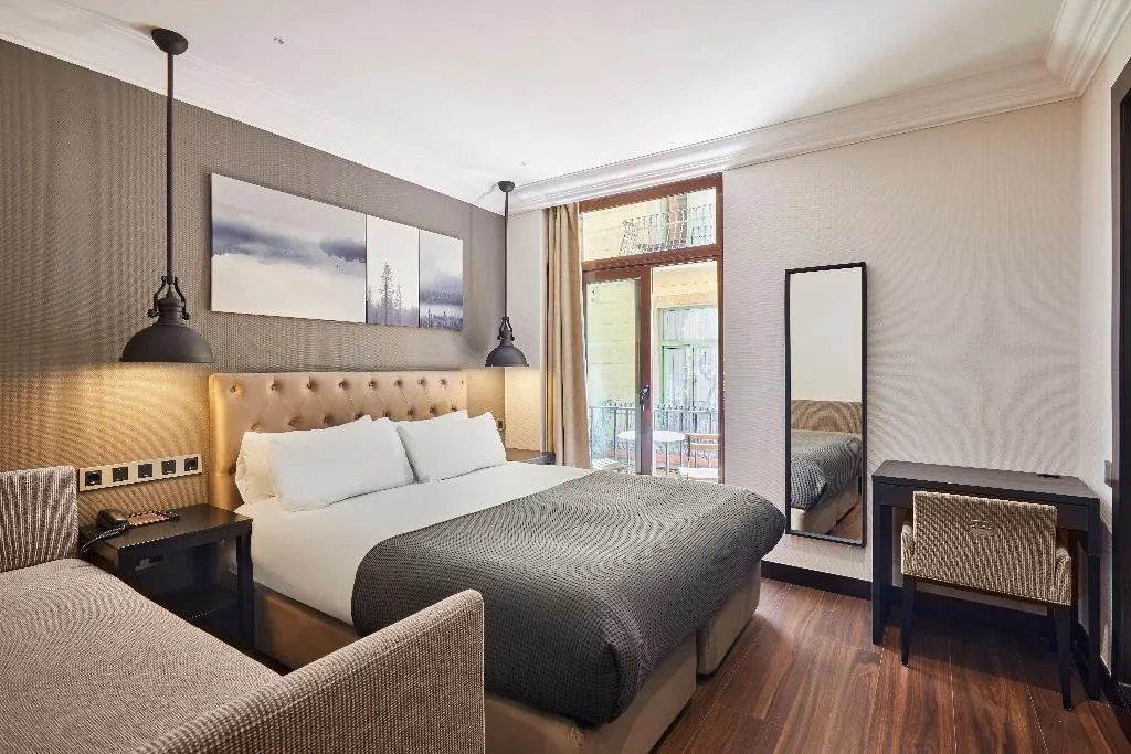 DOUBLE SUPERIOR WITH BALCONY Room, Hotel Cortes Rambla, Barcelona