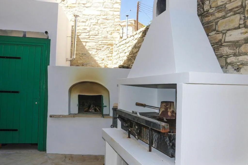 Sports and Entertainment, To Konatzi Tis Marikkas Tzie Tou Yianni, Cyprus