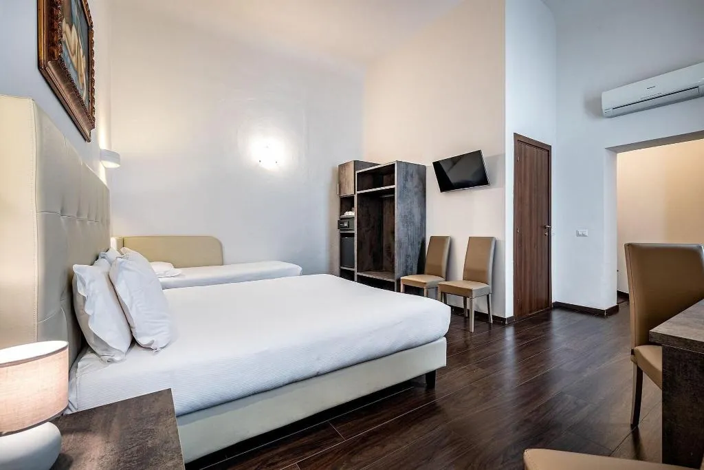 TRIPLE WITH DOUBLE BED Room, B&B De' Biffi, Florence