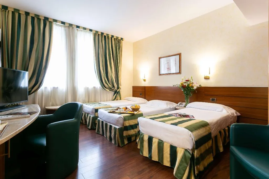 TRIPLE KING SIZE BED Room, Hotel Mirage Sure Hotel Collection by Best Western, Milan