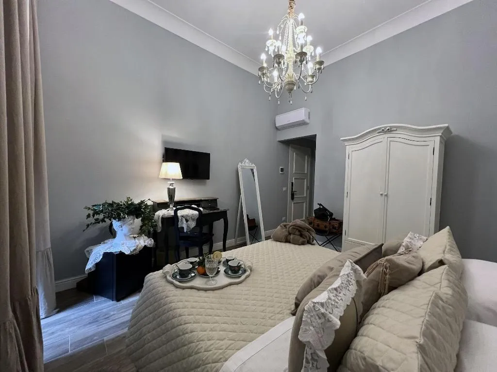 Room, Domus Deorum Deluxe, Naples