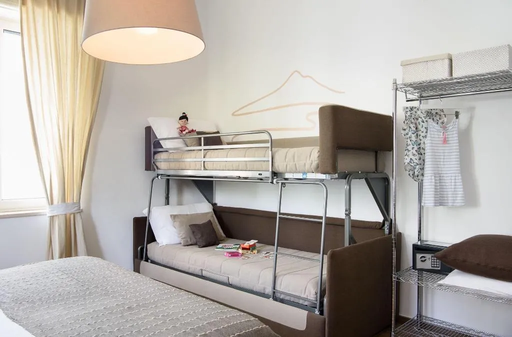 Room, La Maison Des Tout Le Monde, Naples
