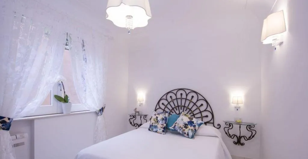 Room, La Valle Delle Ferriere, Naples