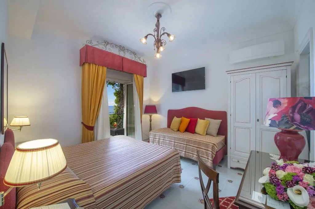 TRIPLE DELUXE KING BED Room, Hotel Pellegrino, Naples