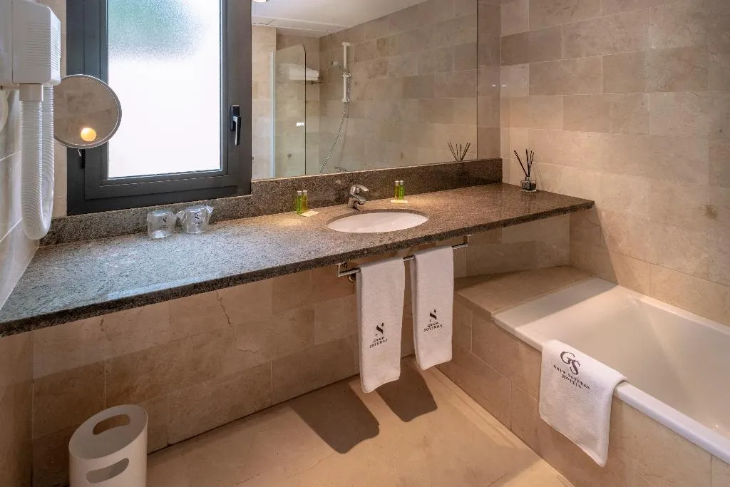 TRIPLE STANDARD Room, Gran Hotel Rey Don Jaime, Barcelona