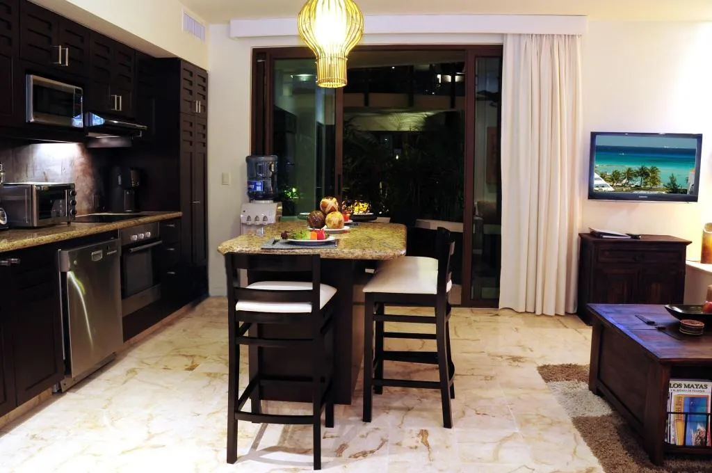 DOUBLE DELUXE KING BED Room, El Taj Ocean Front and Beachside Condo Hotel, Playa Del Carmen