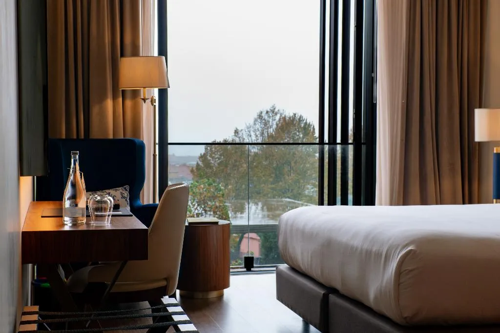 DOUBLE DELUXE WITH BALCONY Room, Boeira Garden Hotel Porto Gaia, Curio Collection, Porto