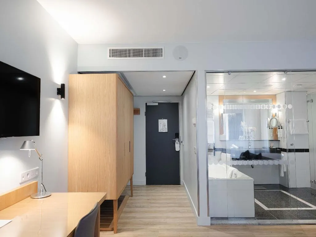 JUNIOR SUITE STANDARD Room, Swissotel Amsterdam, Amsterdam