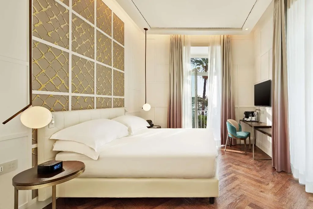 DOUBLE SUPERIOR WITH TERRACE Room, de Bonart Naples-Curio Collection by Hilton, Naples