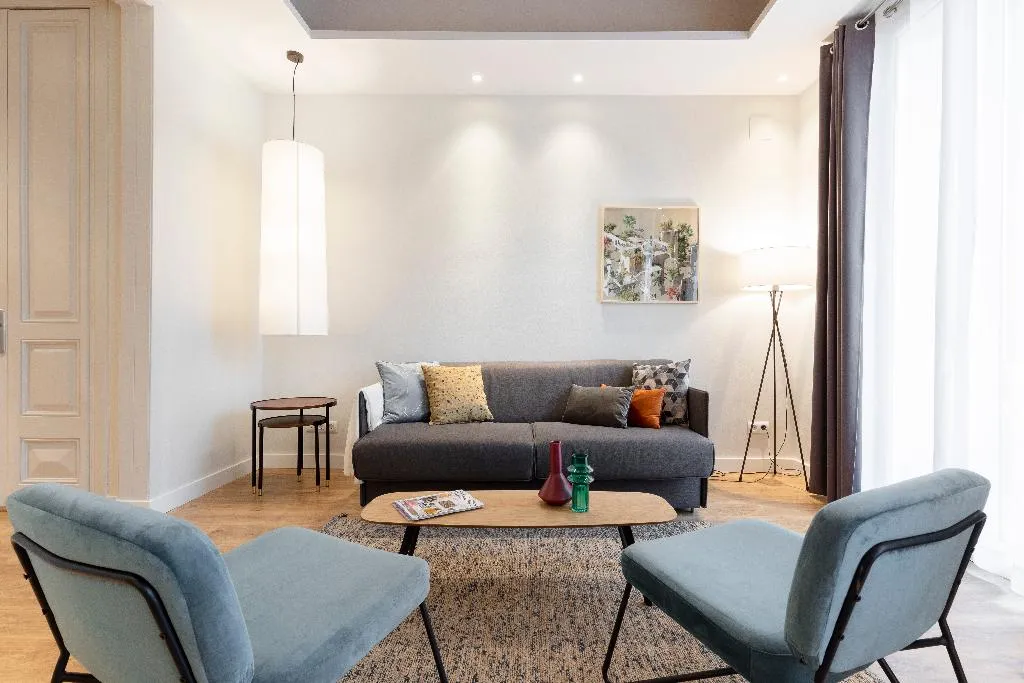 APARTMENT CAPACITY 6 THREE BEDROOM Room, Aspasios Urquinaona Design, Barcelona