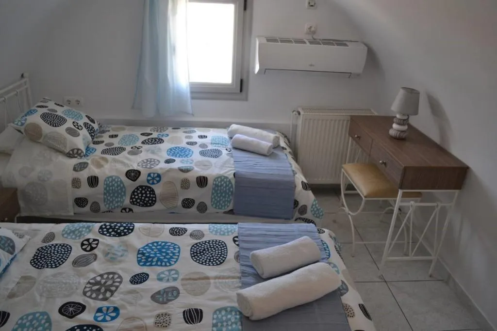FAMILY ROOM THREE BEDROOMS Room, Black Coast Hotel Santorini, Santorini