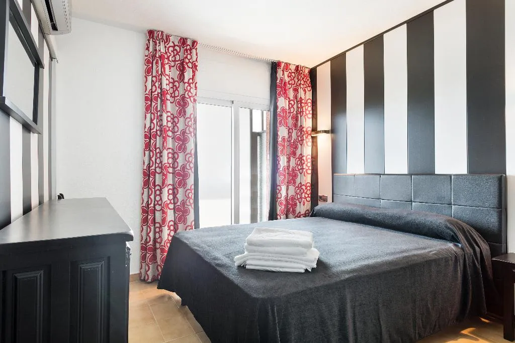 APARTMENT CAPACITY 6 TWO BEDROOMS Room, Apartamentos Salles Beach, Costa Brava