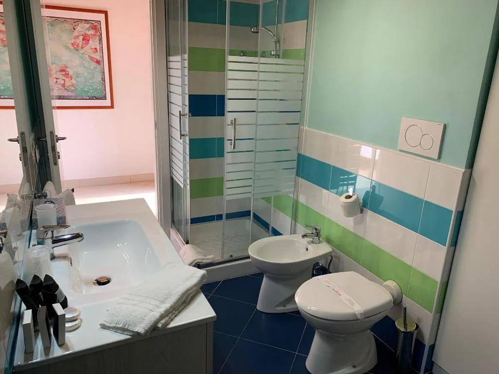 Room, Soleluna, Naples
