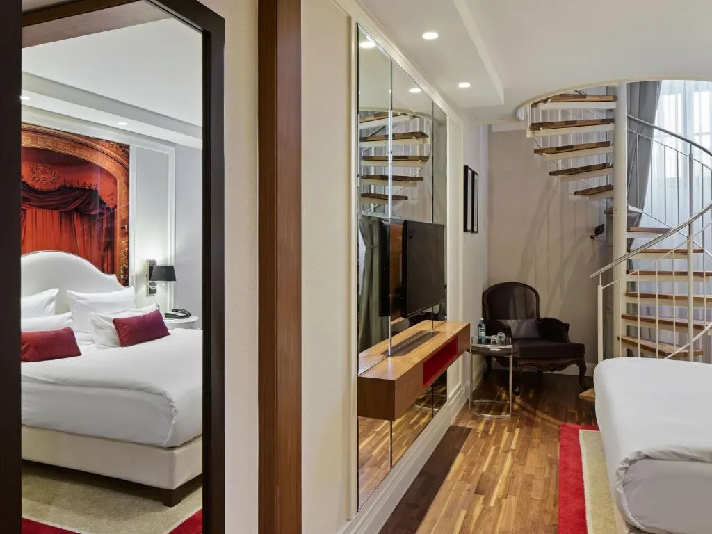 JUNIOR SUITE DUPLEX Room, Titanic Gendarmenmarkt Berlin, Berlin