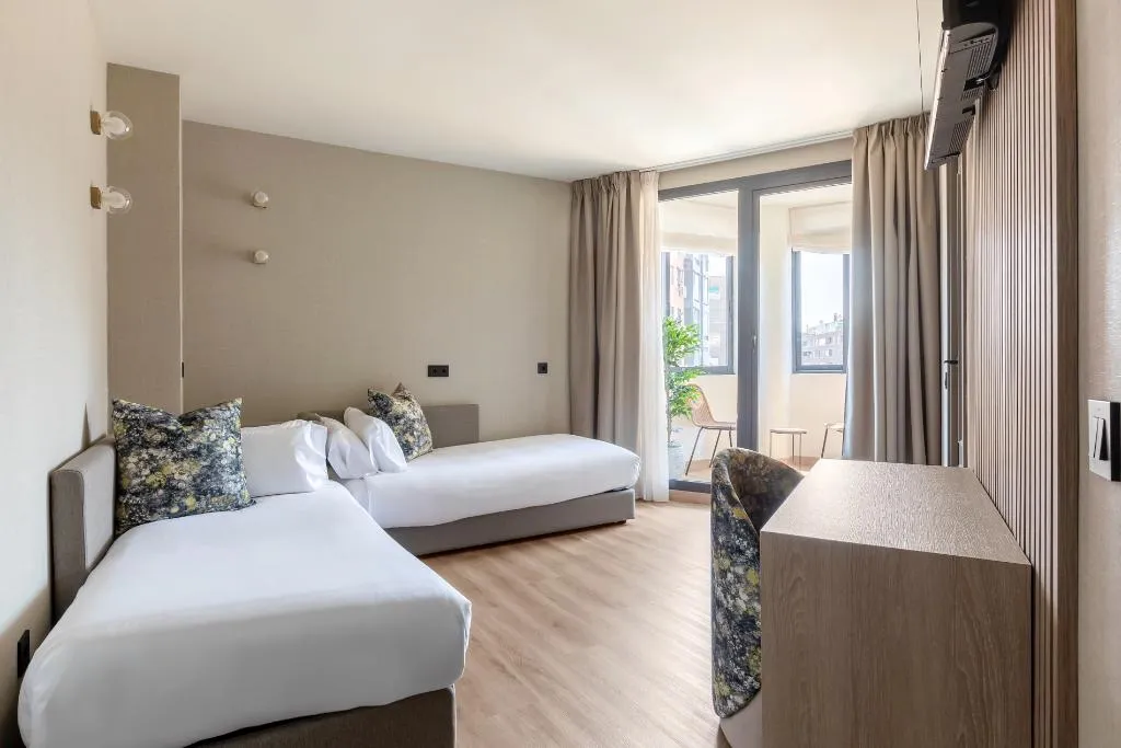 QUADRUPLE STANDARD Room, Acta Piramides, Madrid