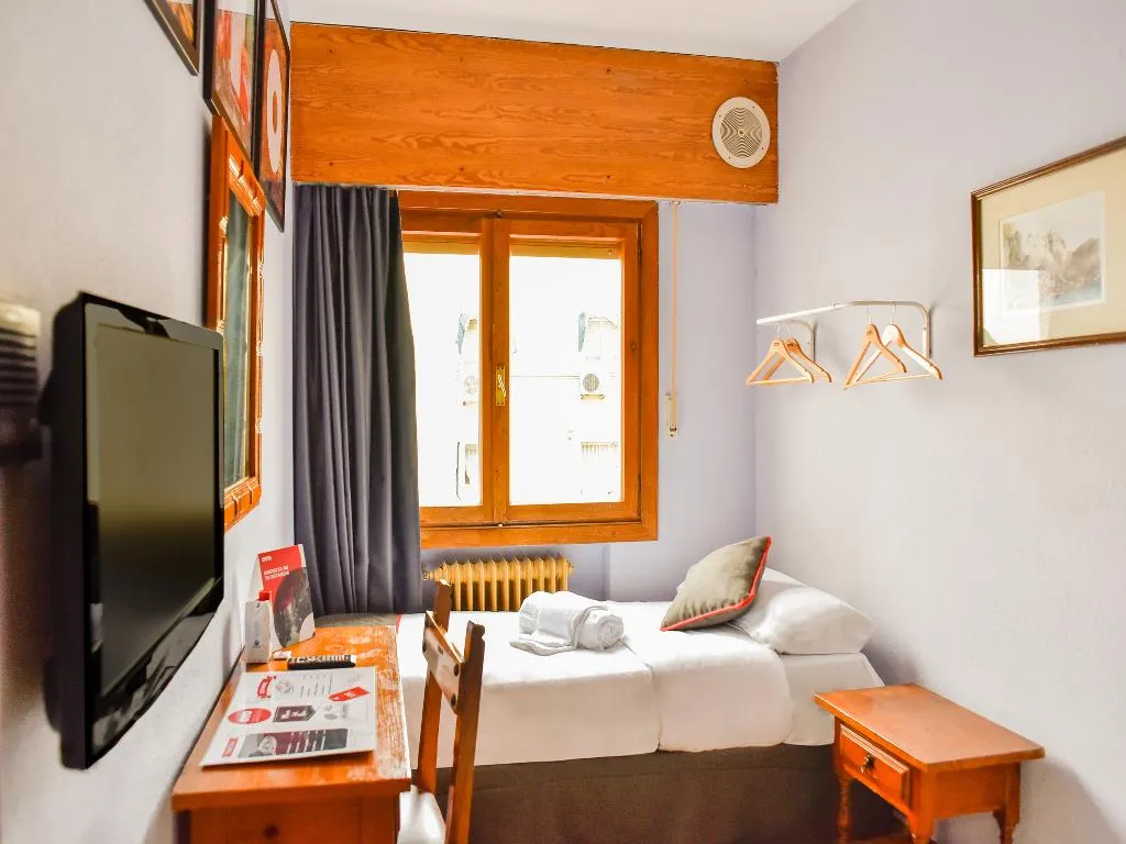 SINGLE WITH SHARED BATHROOM Room, Hostal Carabanchel, Madrid