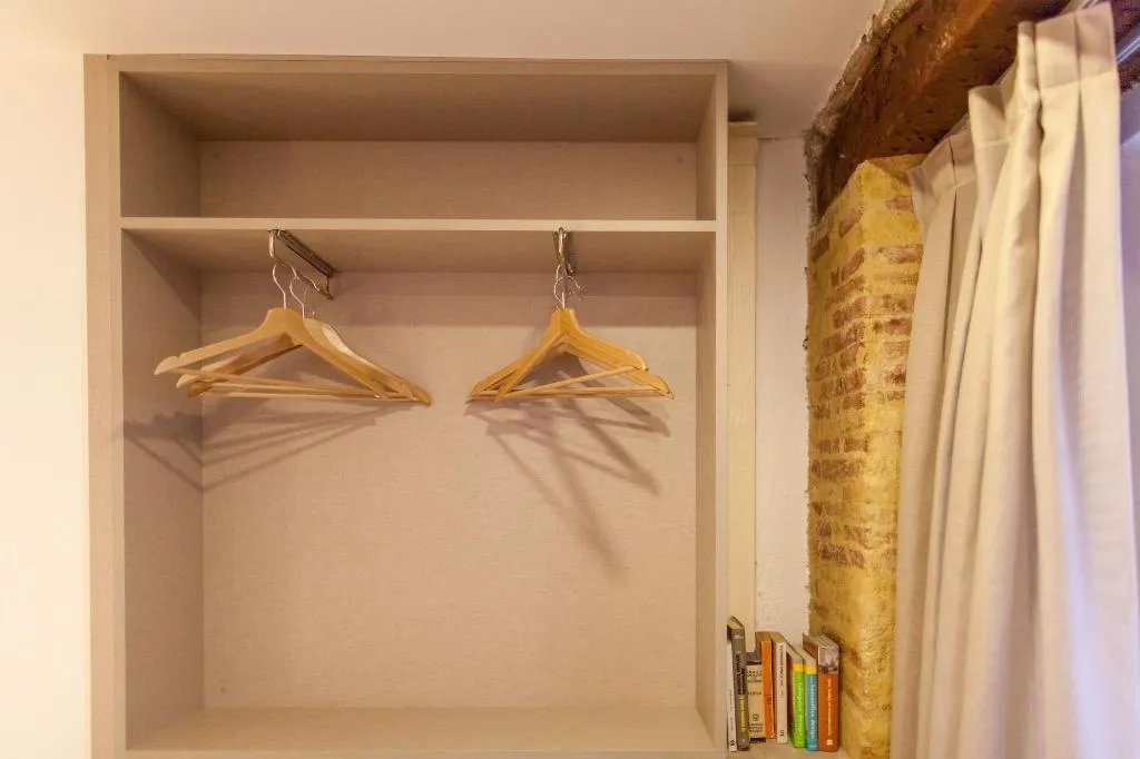 Room, Host & Home, Valencia
