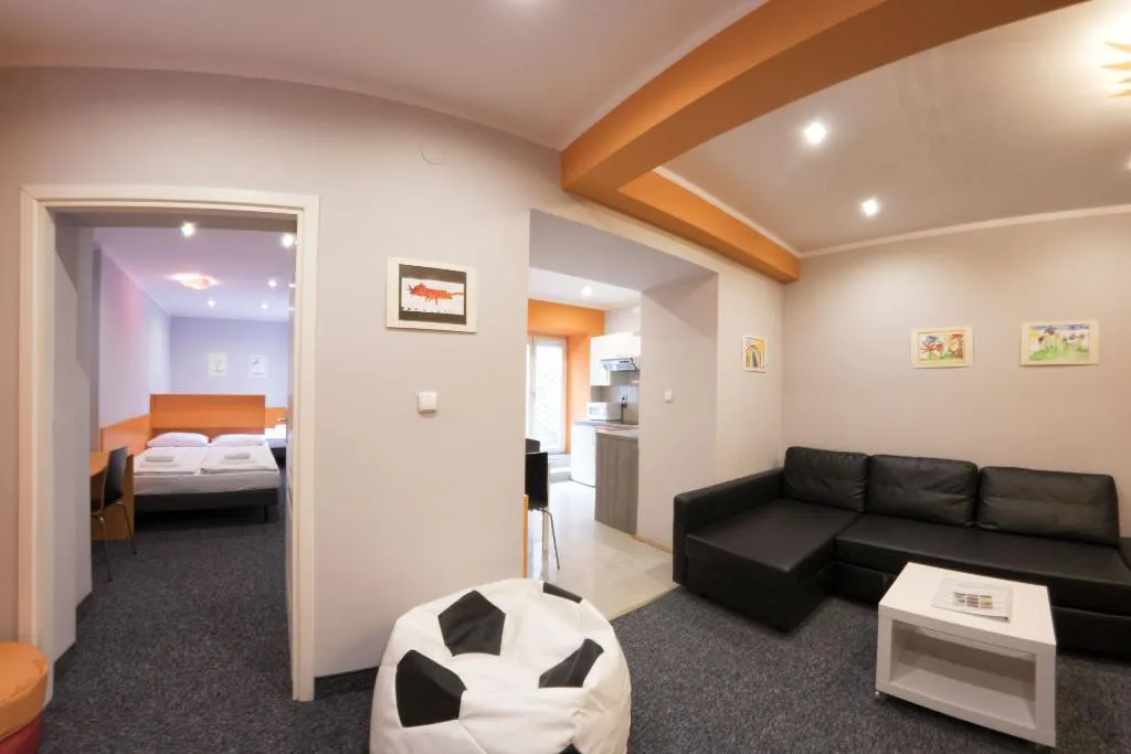 APARTMENT CAPACITY 5 Room, Yourplace Biskupia Apartments, Krakow