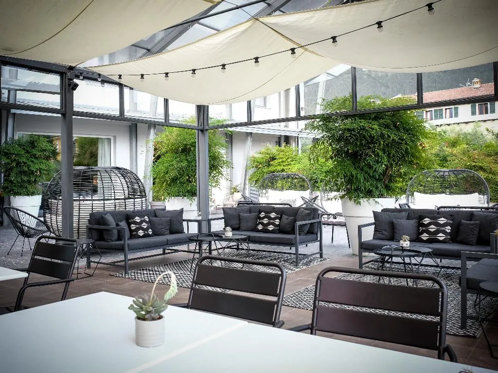 Terrace, Luise, Milan