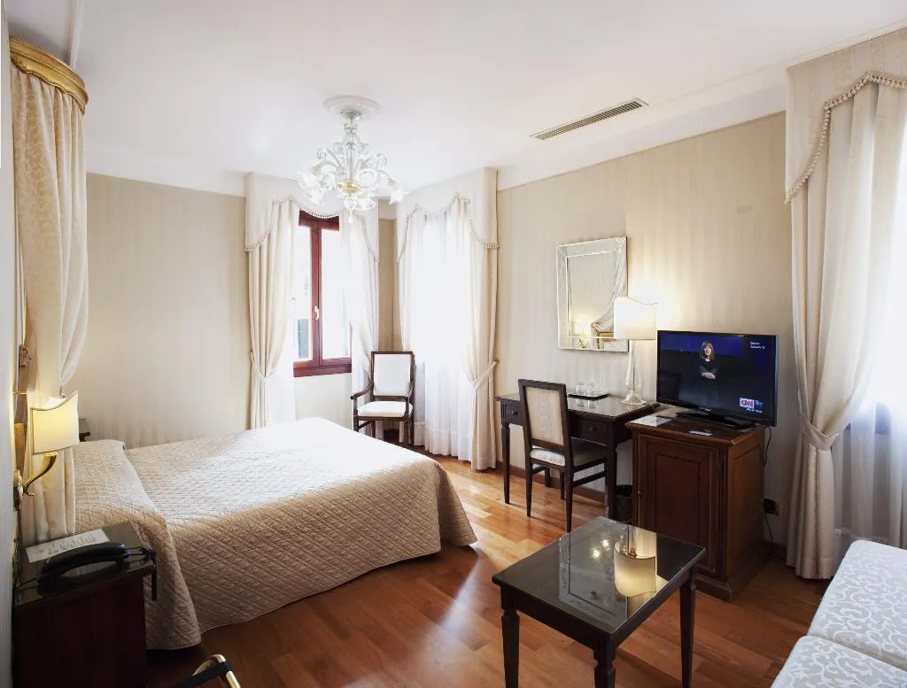 JUNIOR SUITE CANAL VIEW Room, Ca' d'Oro, Venice