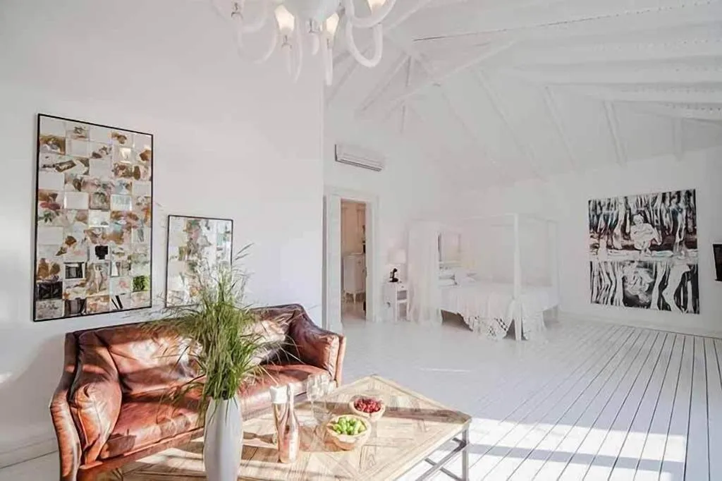 Room, Sabrina's Haus, Dalaman