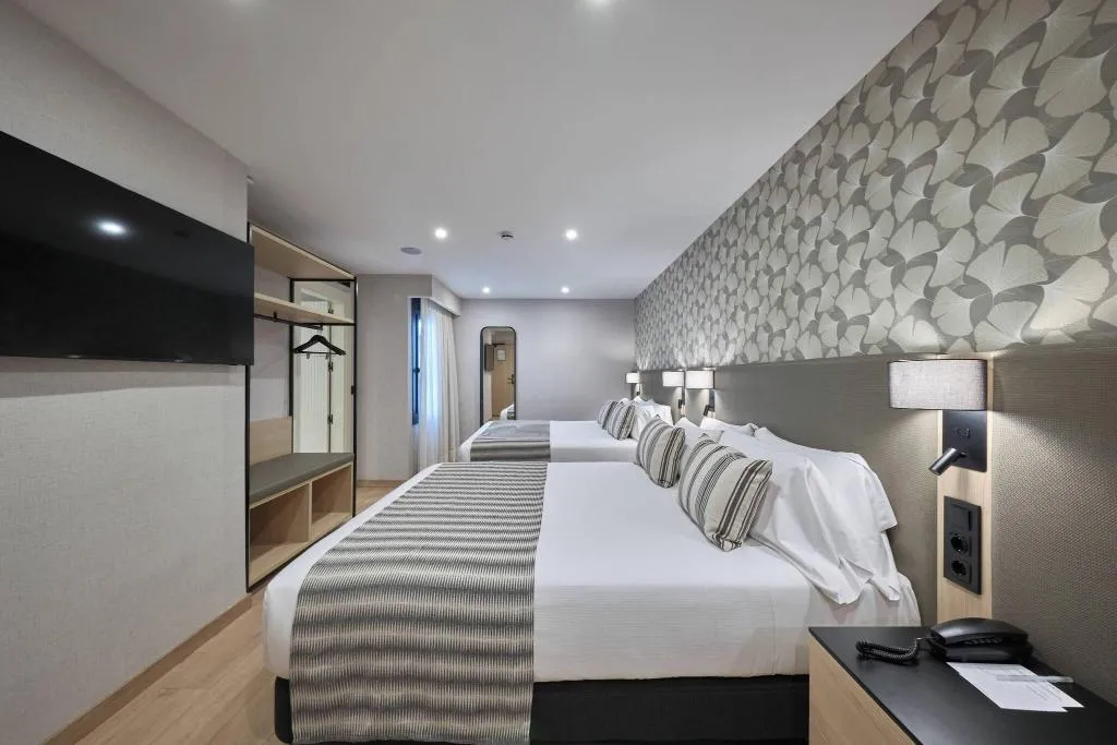 FAMILY ROOM DELUXE QUEEN BED Room, Catalonia Park Güell, Barcelona