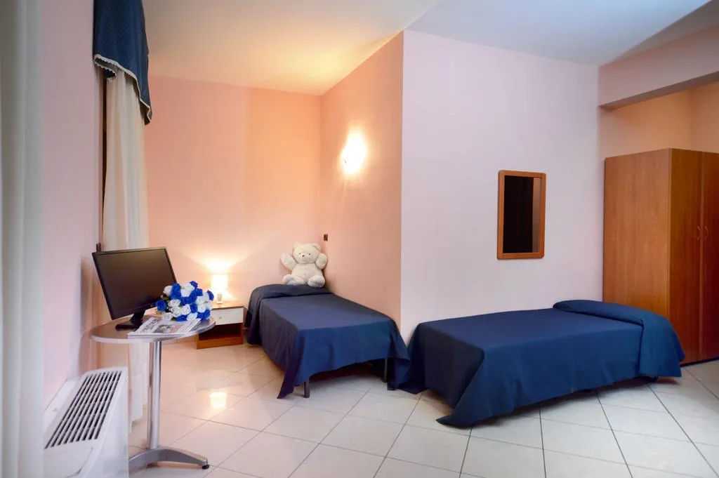 QUADRUPLE STANDARD Room, Royal Hotel Montevergine, Naples