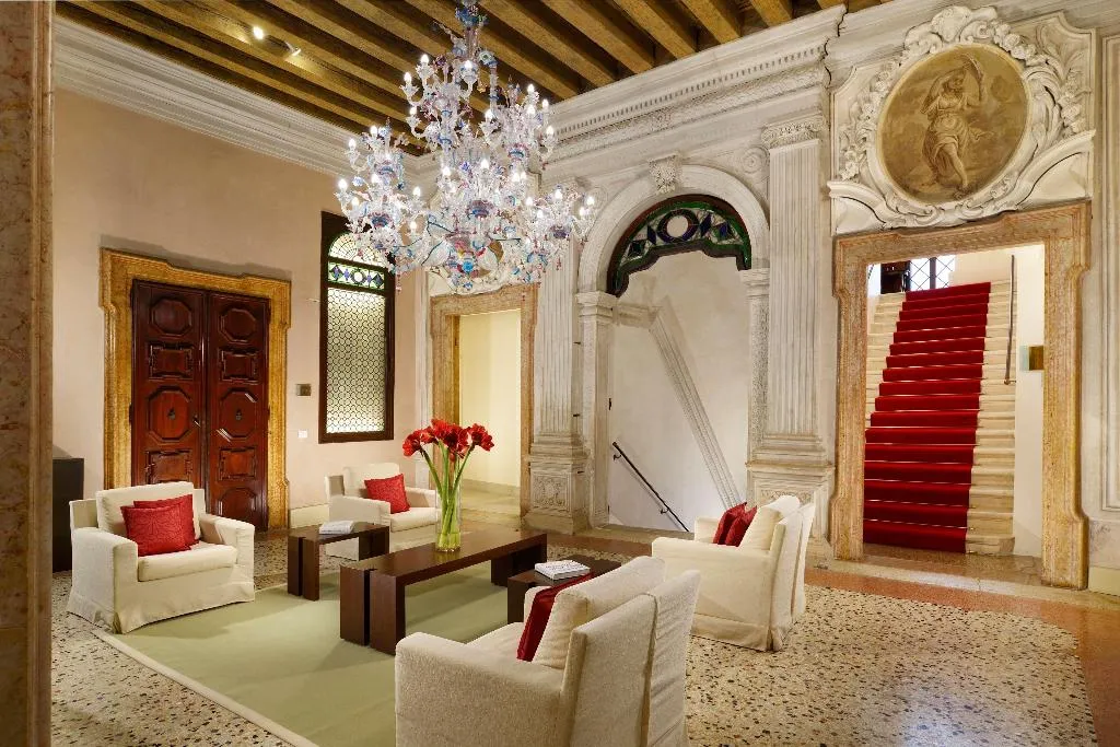 Lobby, Palazzo Giovanelli e Gran Canal, Venice