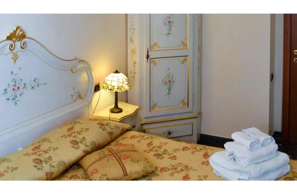 Room, Angeles Inn, Venice