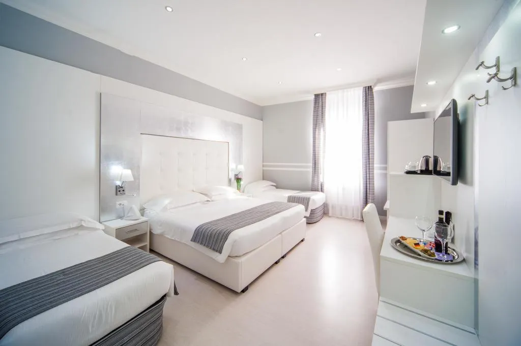 QUADRUPLE DELUXE CITY VIEW Room, Relais Trevi 95 Boutique Hotel, Rome