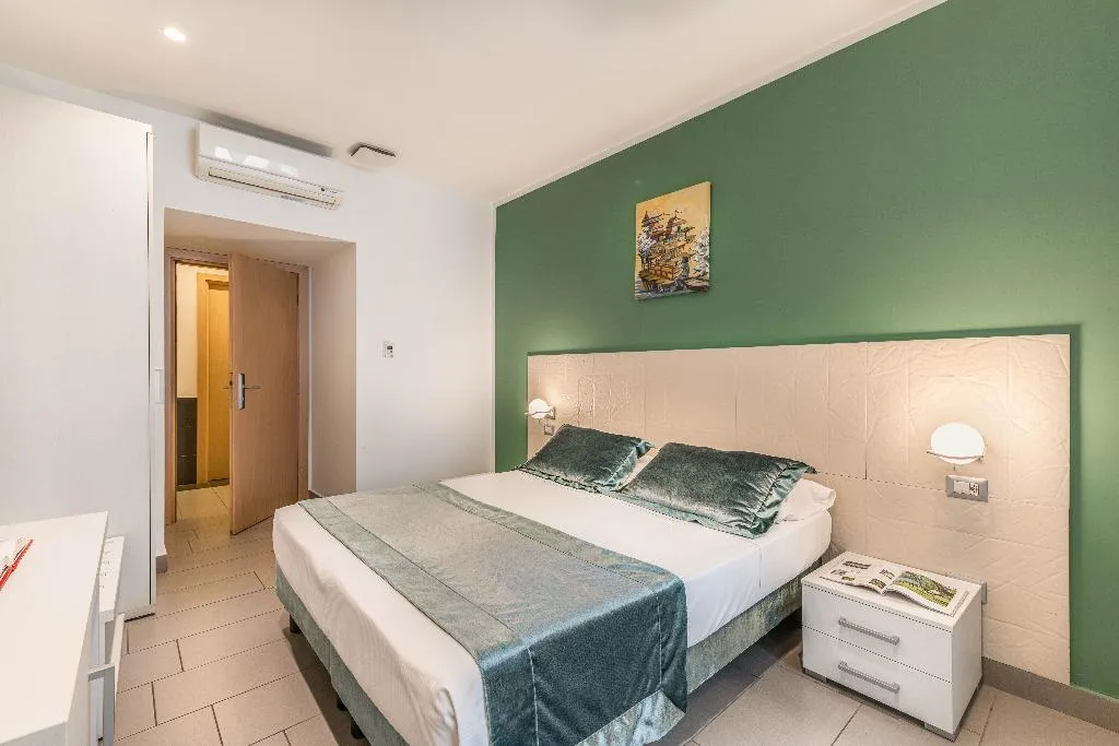 DOUBLE SUPERIOR Room, Trevi Palace Hotel, Rome