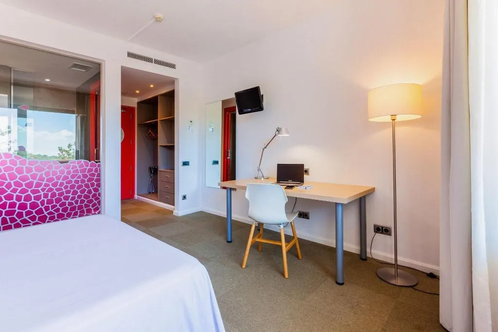 DOUBLE SINGLE USE SUPERIOR WITH DOUBLE BED Room, Checkin Montserrat, Barcelona