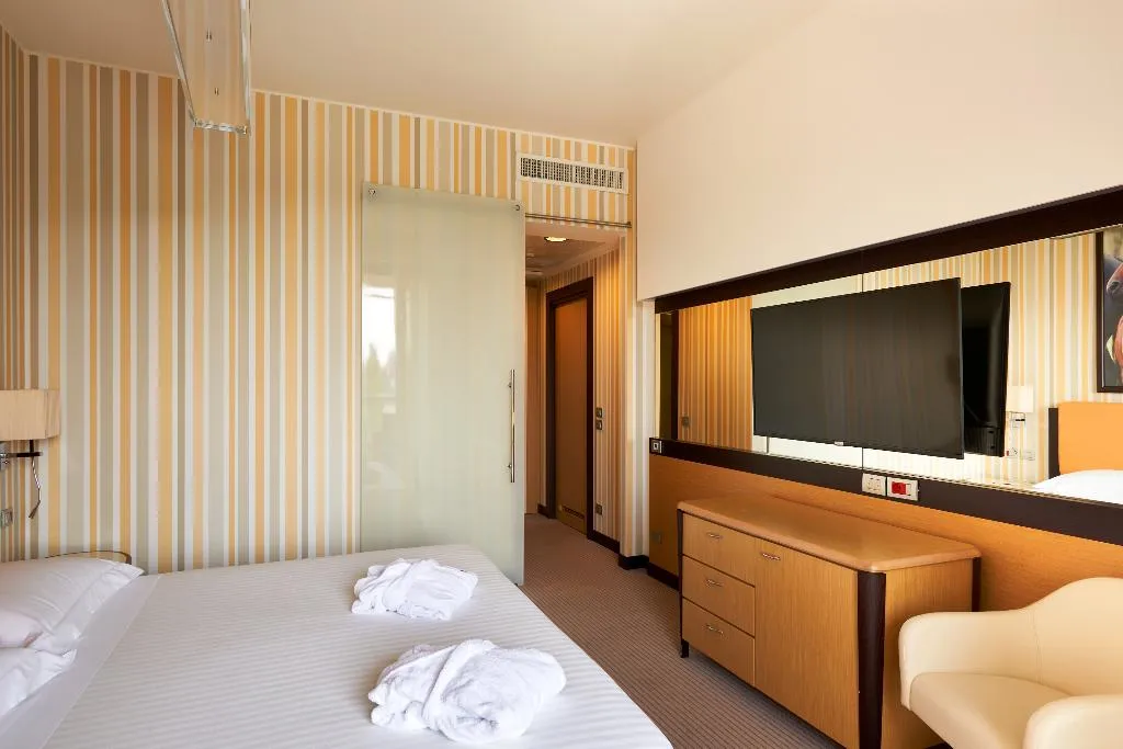 JUNIOR SUITE STANDARD Room, Unahotels Varese, Milan