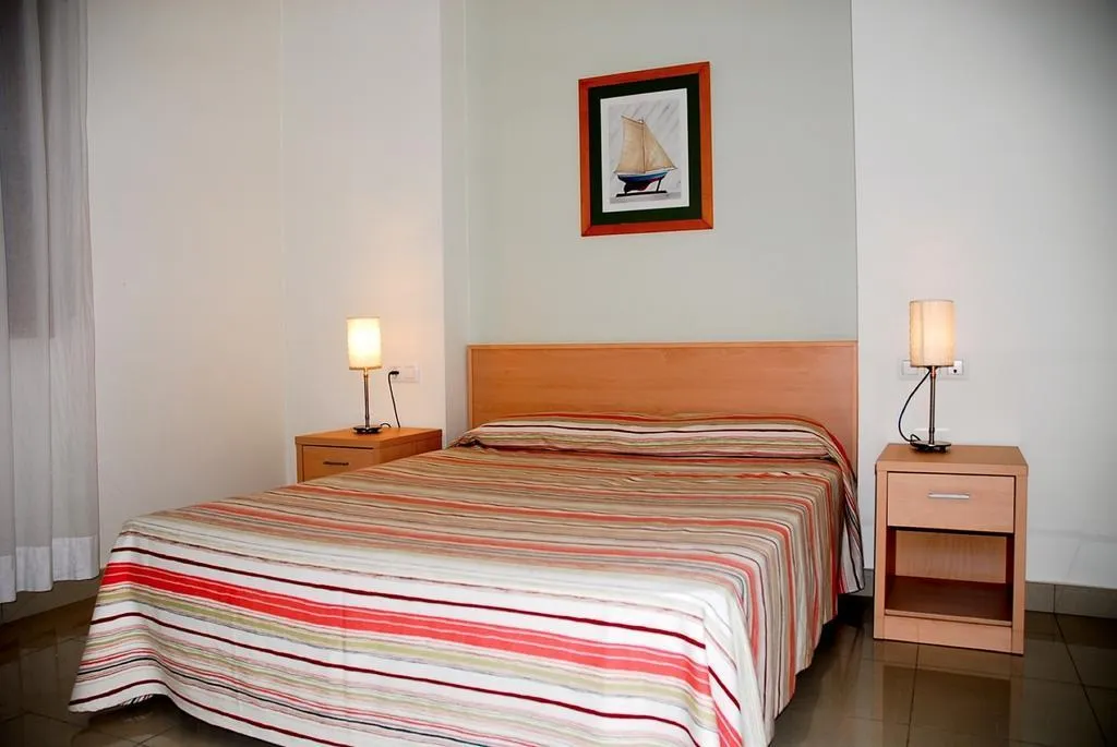 APARTMENT CAPACITY 6 TWO BEDROOMS Room, Mestral, Costa Brava