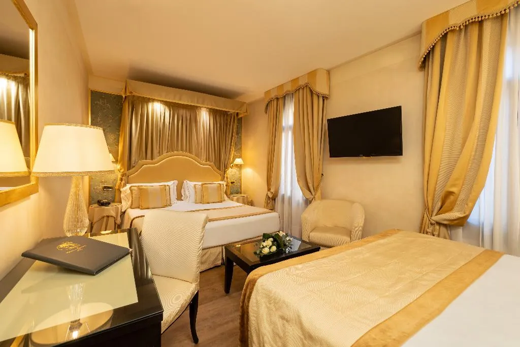JUNIOR SUITE CAPACITY 3 Room, A La Commedia, Venice