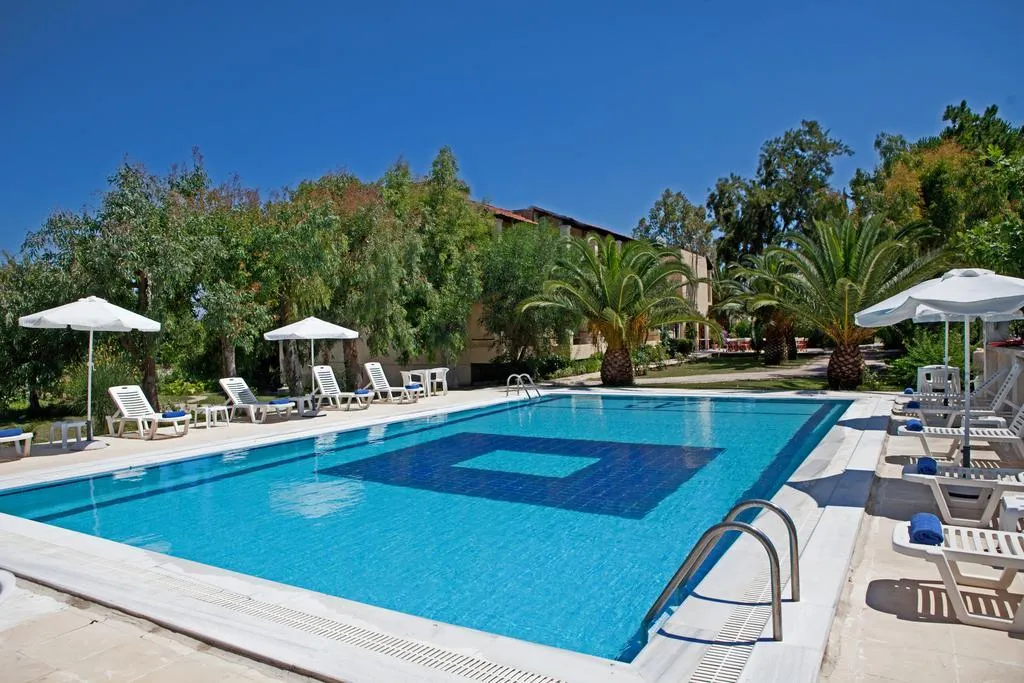 Pool, Milton, Corfu