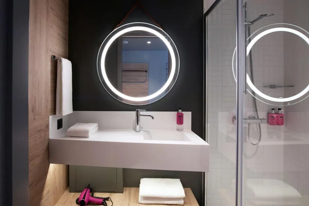 TWIN WITH VIEWS Room, Moxy Athens City, Athens