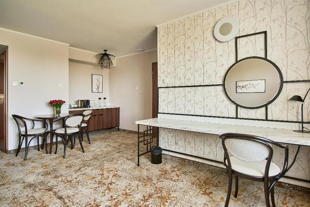 JUNIOR SUITE KING SIZE BED Room, Metropolo By Golden Tulip, Krakow