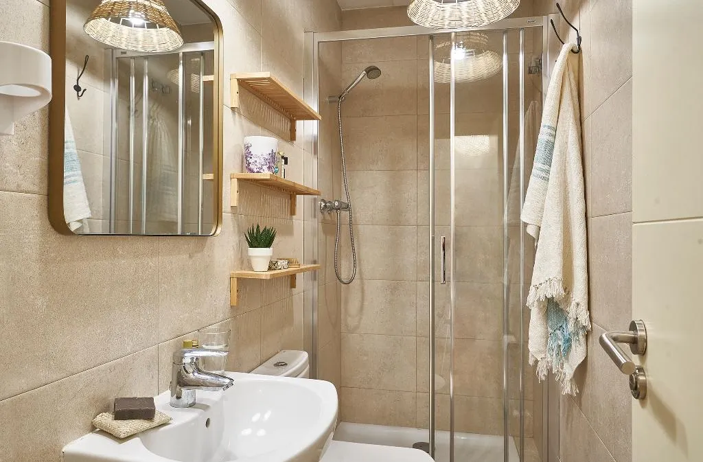 APARTMENT CAPACITY 5 THREE BEDROOM Room, Barcelona Sants Station Apartments, Barcelona