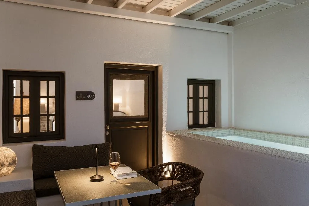 SUITE WITH PRIVATE POOL Room, Aqua Luxury Suites, Santorini
