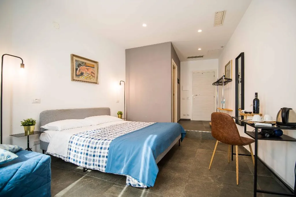 TRIPLE BASIC Room, Quattro Briganti, Naples
