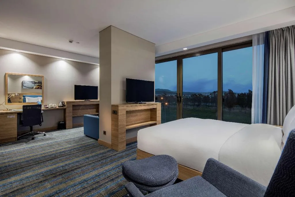 FAMILY ROOM QUEEN BED NON SMOKING Room, Hampton by Hilton Izmir Aliaga, Izmir