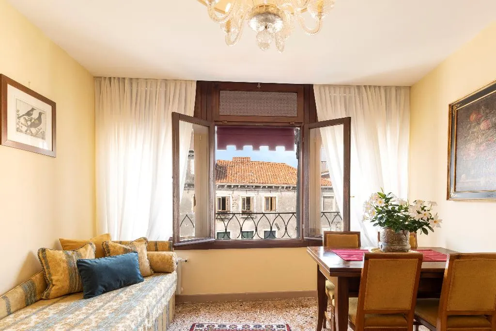APARTMENT CANAL VIEW Room, Palazzo Schiavoni Residenza d'Epoca, Venice