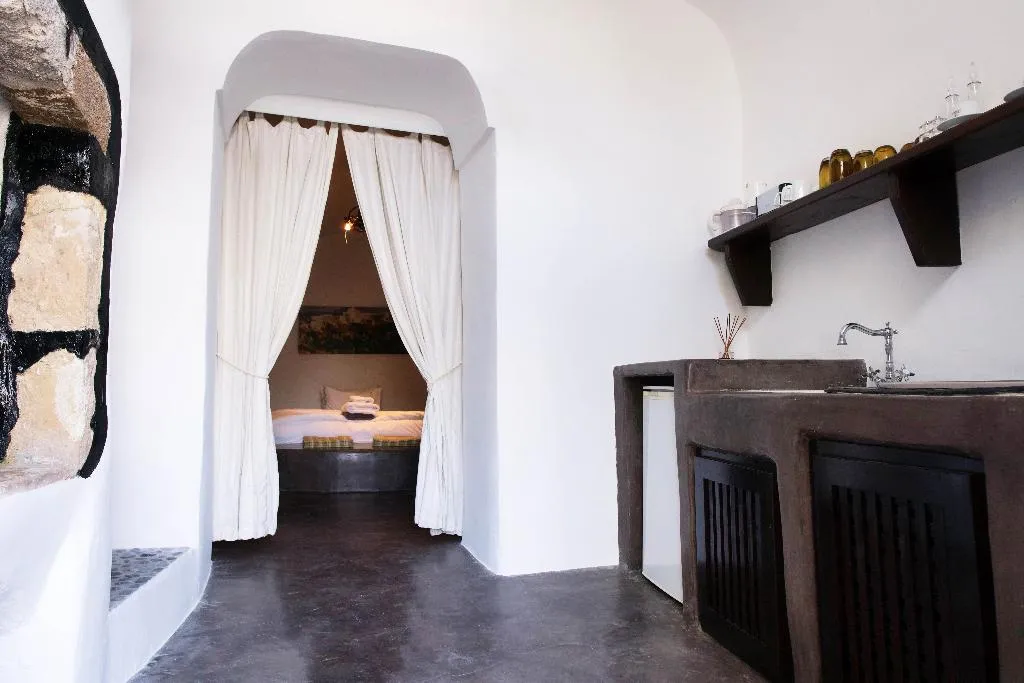 VILLA THREE BEDROOMS WITH PRIVATE POOL Room, Santorini Heritage Villas & Mansions, Santorini